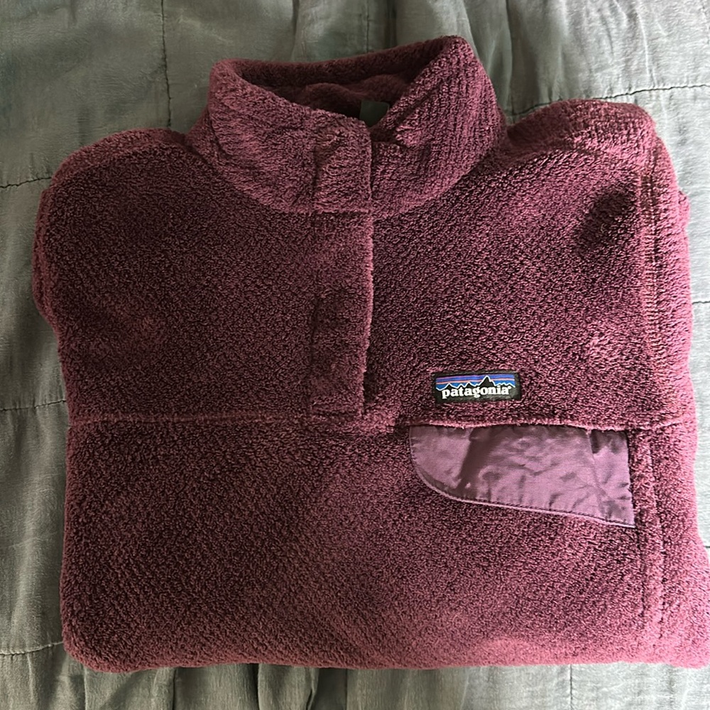Patagonia women’s pullover fleece with snap closure. Size L. 25443